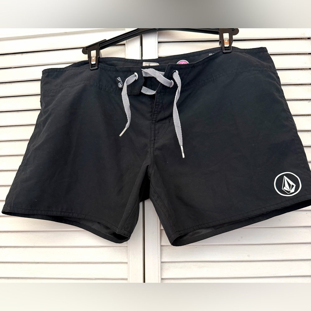 VOLCOM Black Foster Gals Cinch Fly Boardshorts with Drawstring pocket